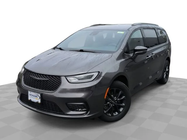 2022 Chrysler Pacifica Touring L's photo