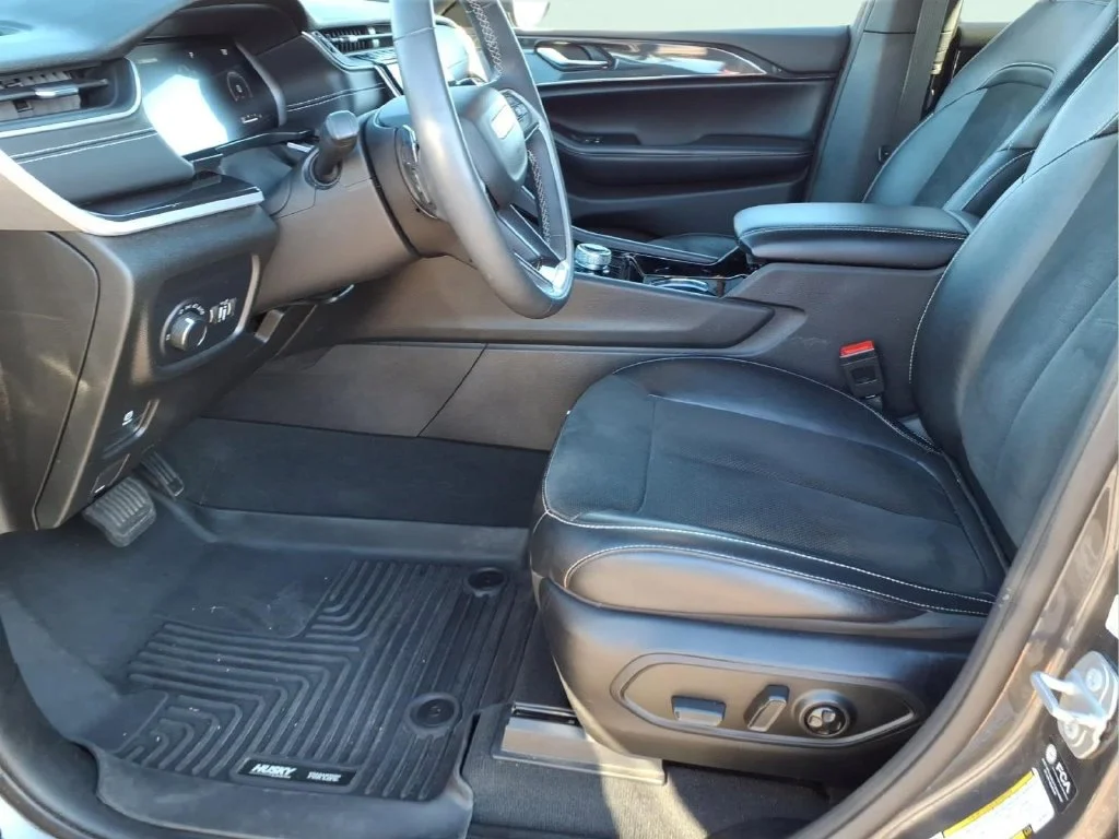 Used 2023 Gray Jeep Altitude image 20