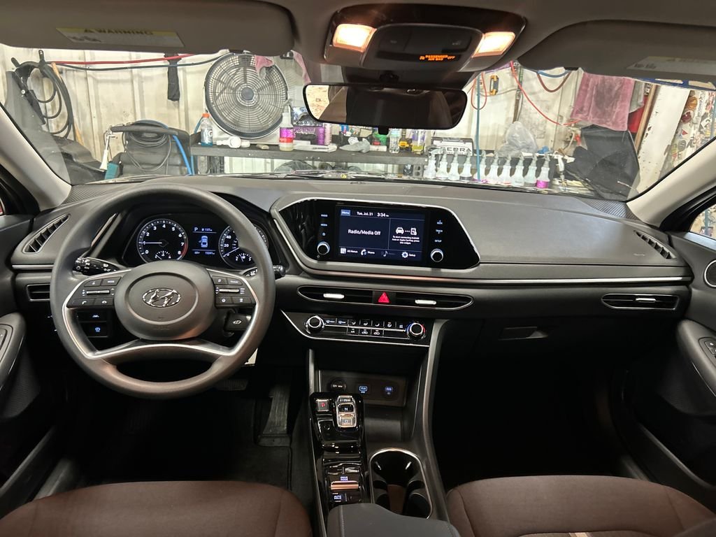 Certified Used 2022 Black Hyundai SE image 18