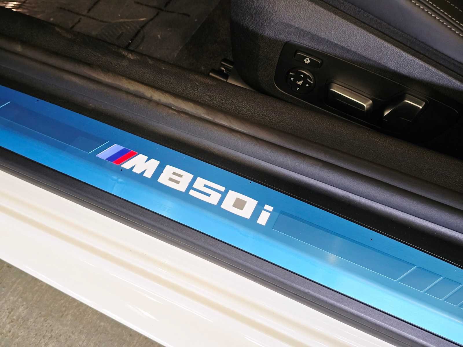 2026 BMW 8 Series M850i - Photo 34