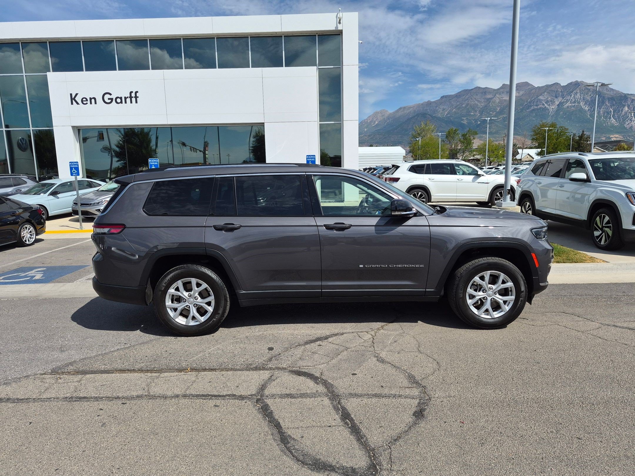 Used 2023 Baltic Gray Metallic Clearcoat Jeep Limited image 2