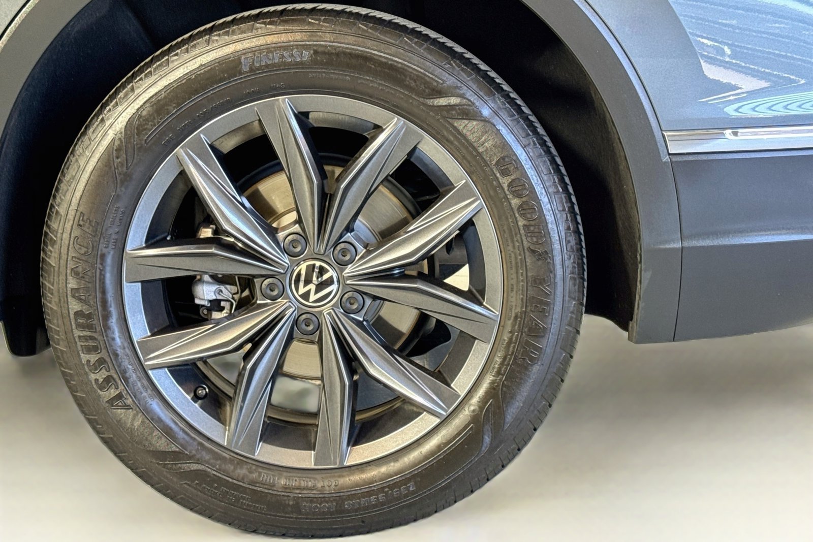 Used 2023 Platinum Gray Metallic Volkswagen SE image 29