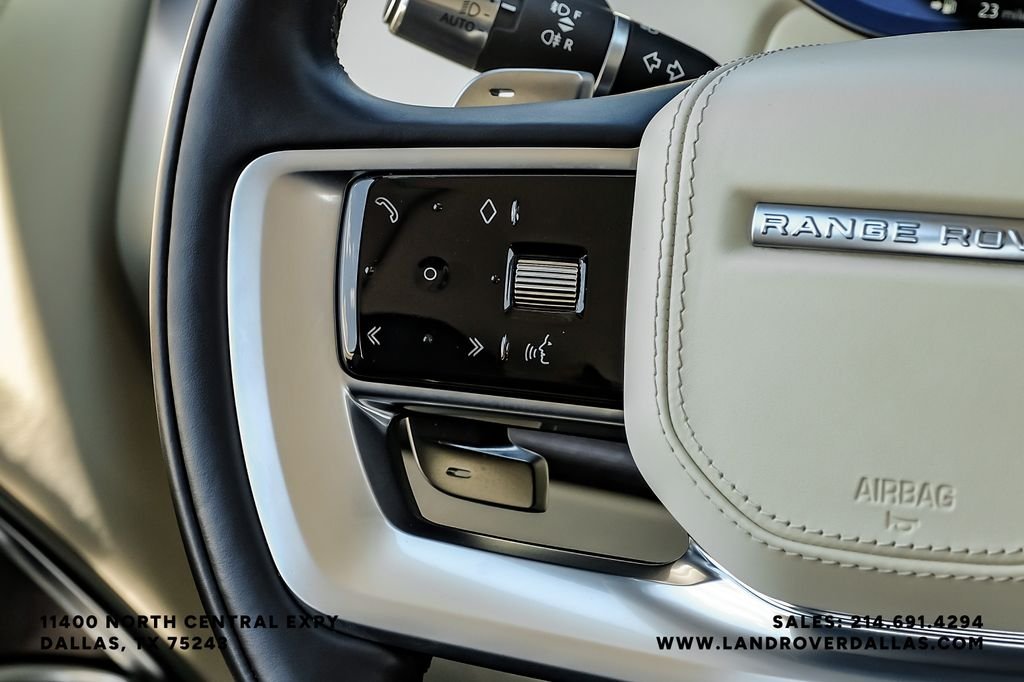 Used 2022 White Land Rover SE image 16