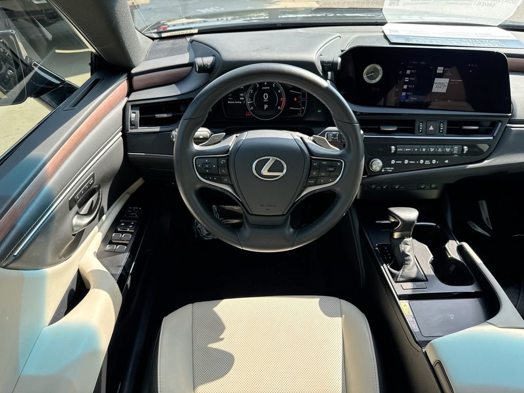 Used 2025  Lexus 350 image 11