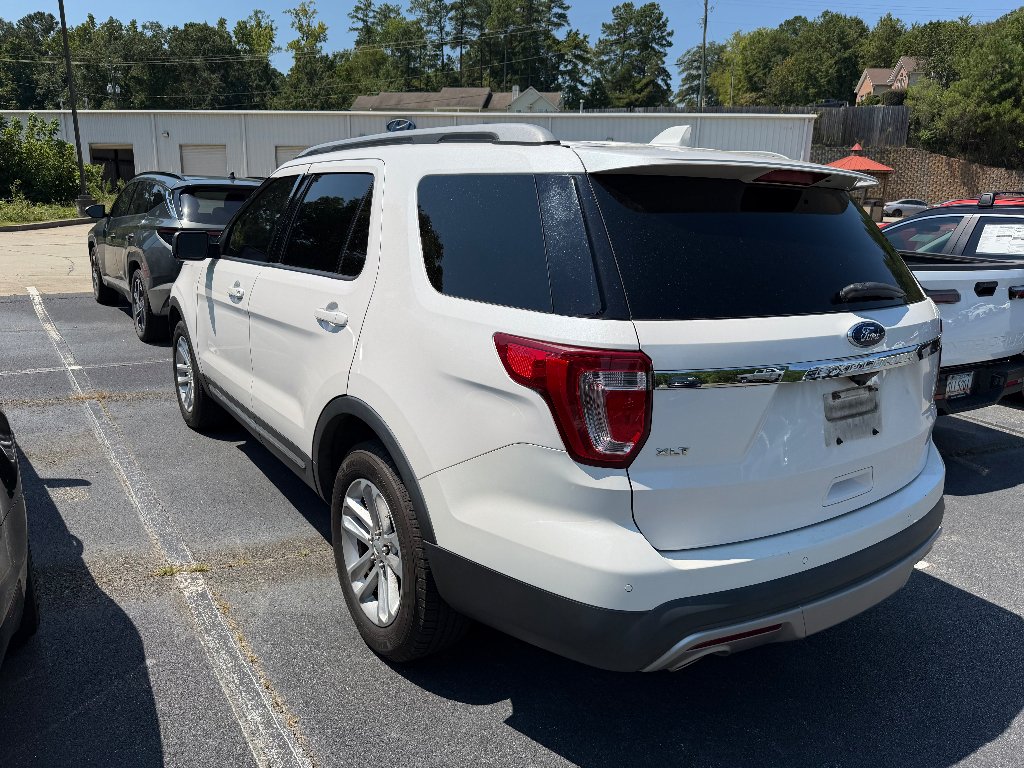 Used 2017 White Platinum Metallic Tri-Coat Ford XLT image 2