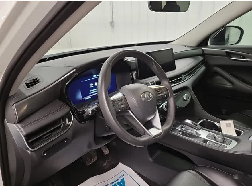 Used 2024 Majestic White INFINITI LUXE image 8