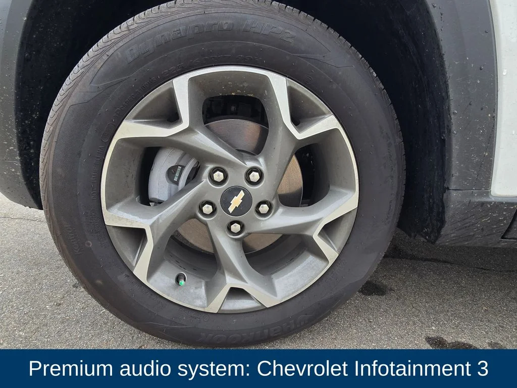 Used 2025 White Chevrolet LT image 9