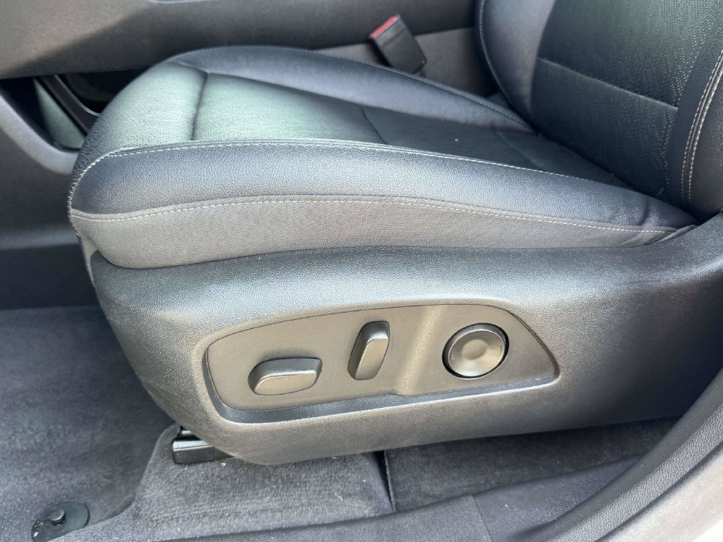 Used 2025 White Chevrolet LT image 20