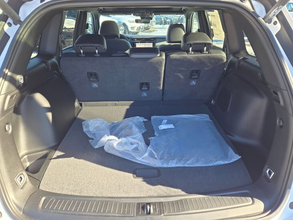 New 2026 Bright White Clear-Coat Exterior Paint Jeep Limited image 14