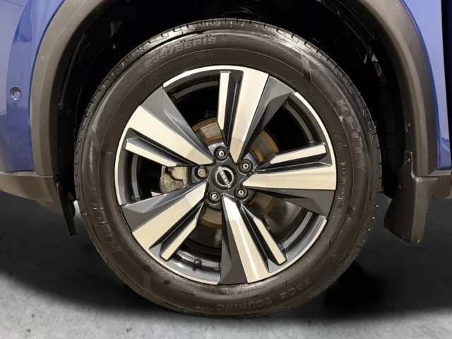Used 2023 Blue Nissan SL image 43