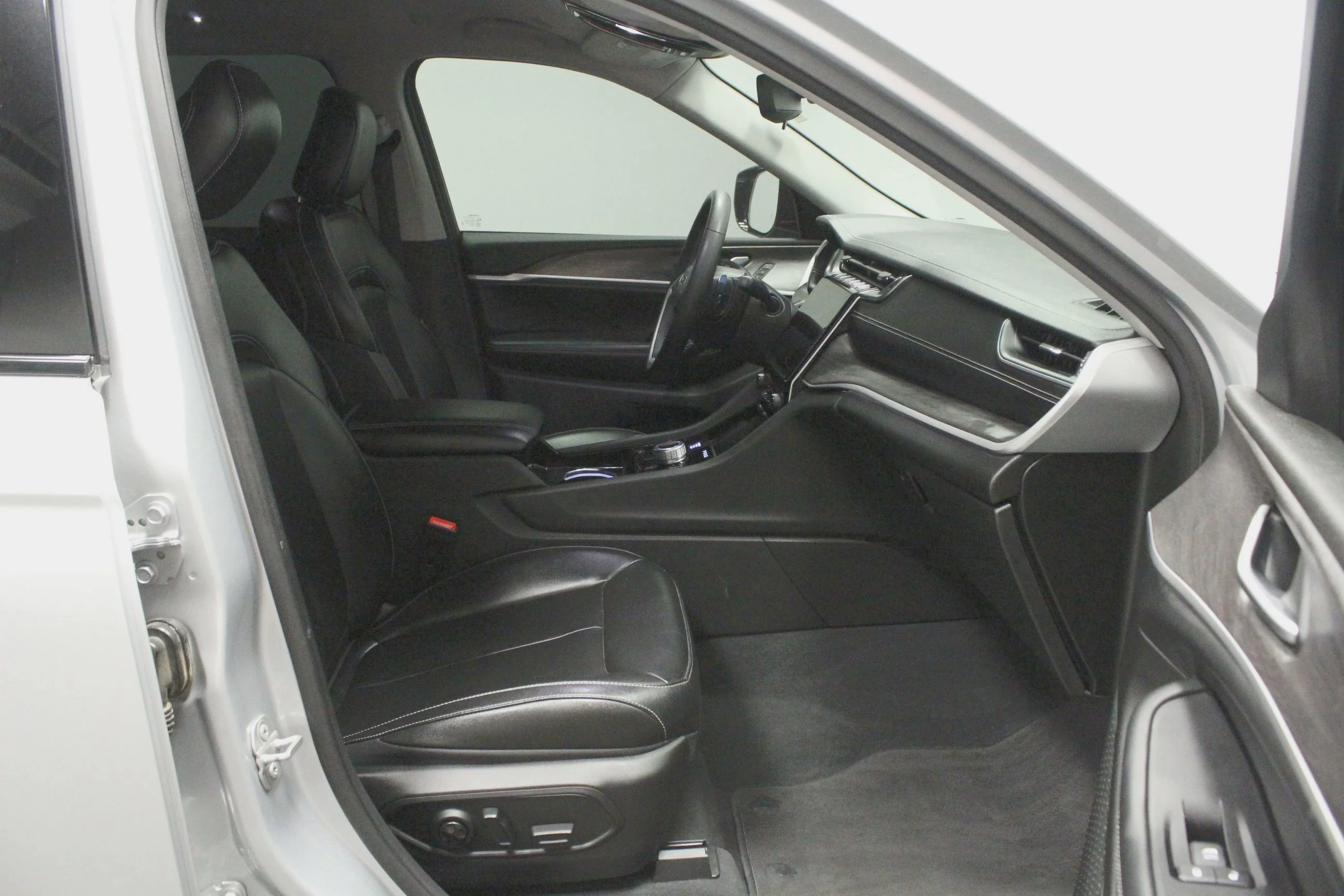 Used 2023 Silver Zynith Jeep Limited image 16