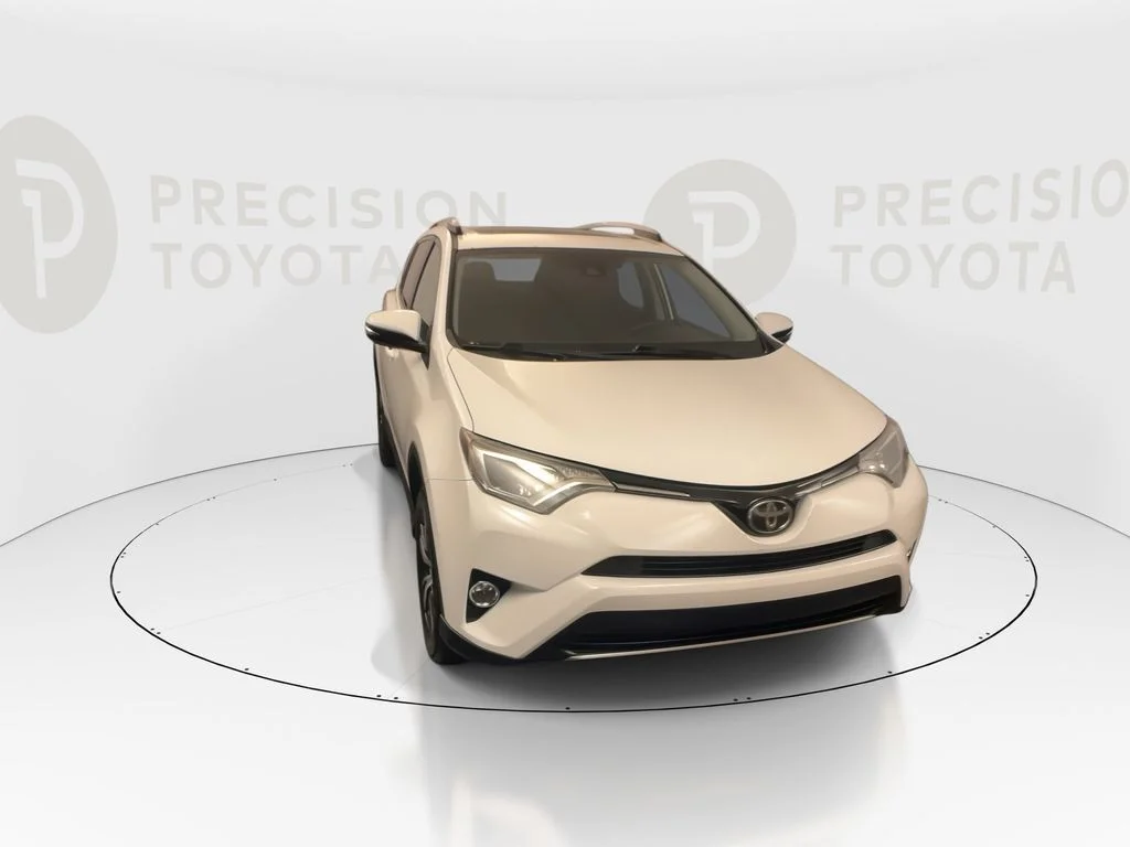 Used 2018 Super White Toyota XLE image 4