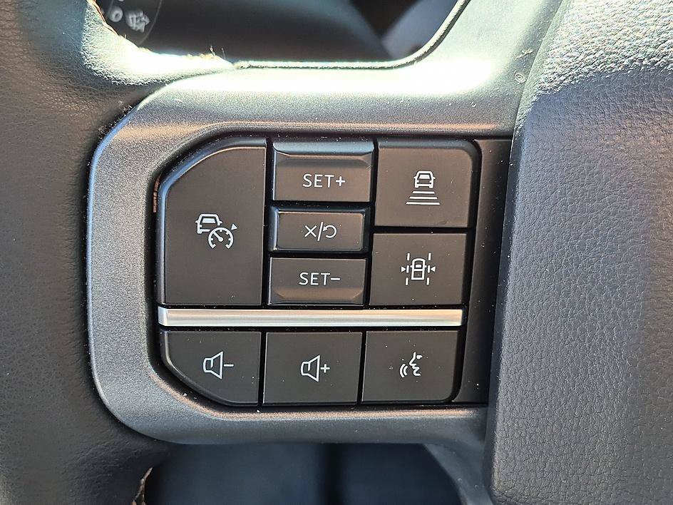Used 2025 Blue Metallic Ford LARIAT image 17