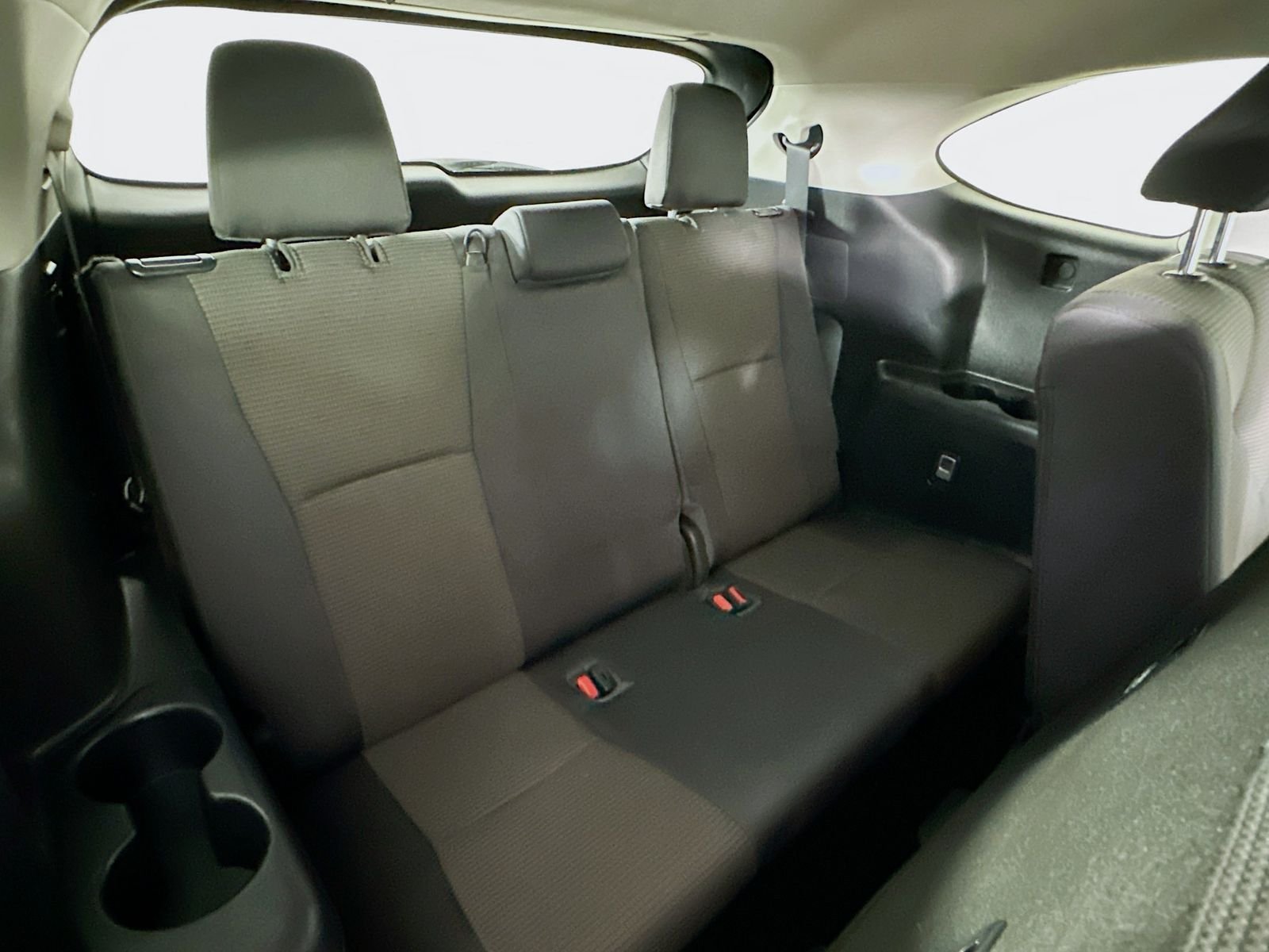 Used 2022 Pearl Toyota LE image 27