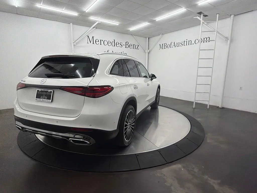 New 2027 White Mercedes-Benz GLC 300 image 7