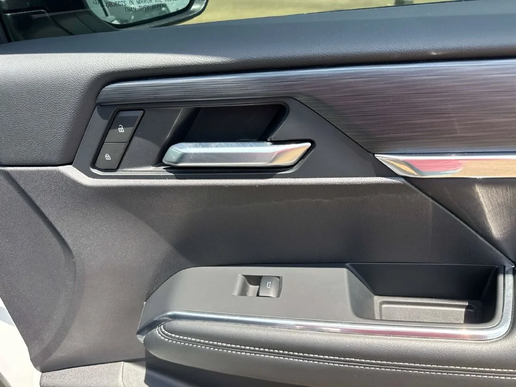 Used 2025 White GMC Elevation image 22