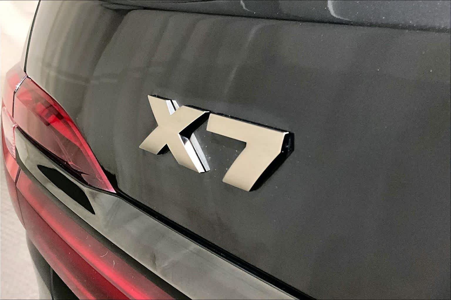 Used 2022 Black Sapphire Metallic BMW M50i image 9