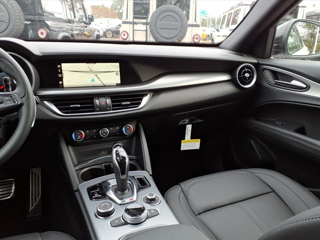 New 2025 Vulcano Black Metallic Exterior Paint Alfa Romeo SPRINT image 27