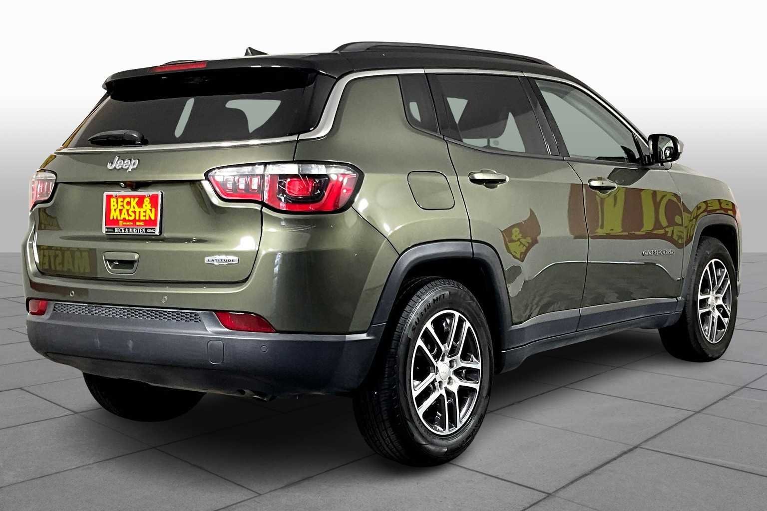 Used 2018 Olive Green Pearlcoat Jeep Latitude image 13