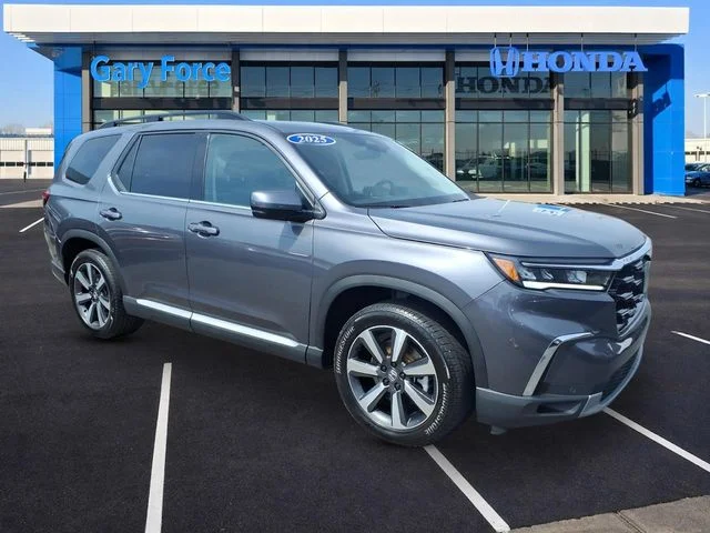 2025 Honda Pilot Touring AWD's photo