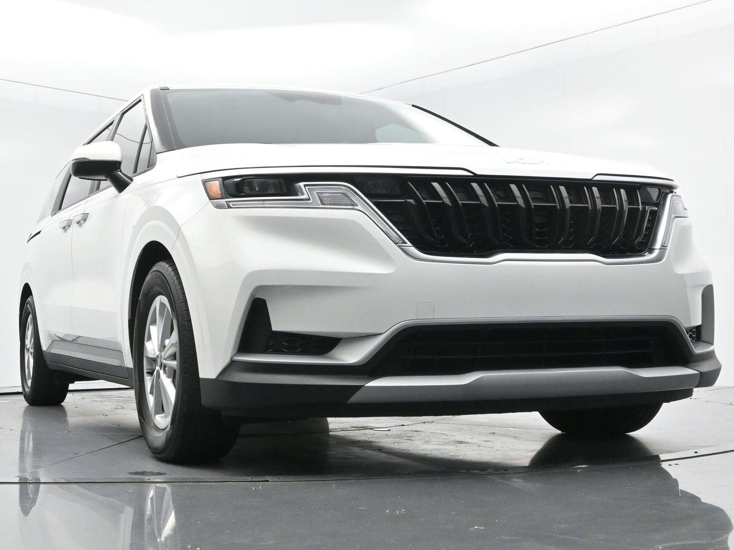 Used 2022 Snow White Pearl Kia LXS image 45