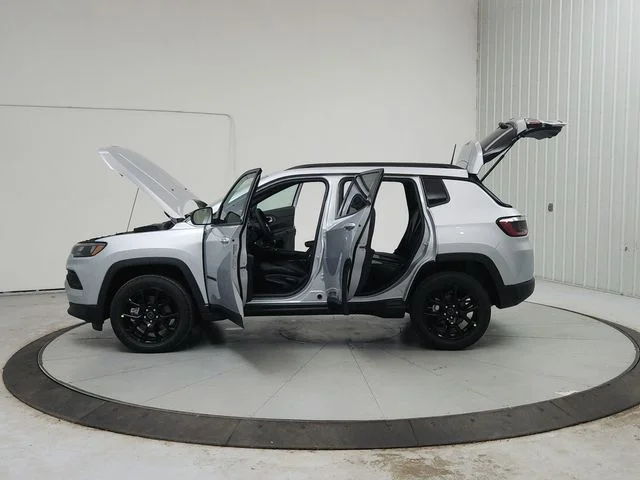 New 2026 Silver Zynith Metallic Clearcoat Jeep Latitude image 13