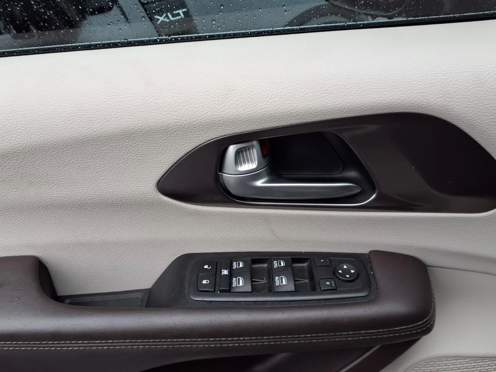 Used 2017 Brilliant Black Crystal Pearlcoat Chrysler Touring-L Plus image 17