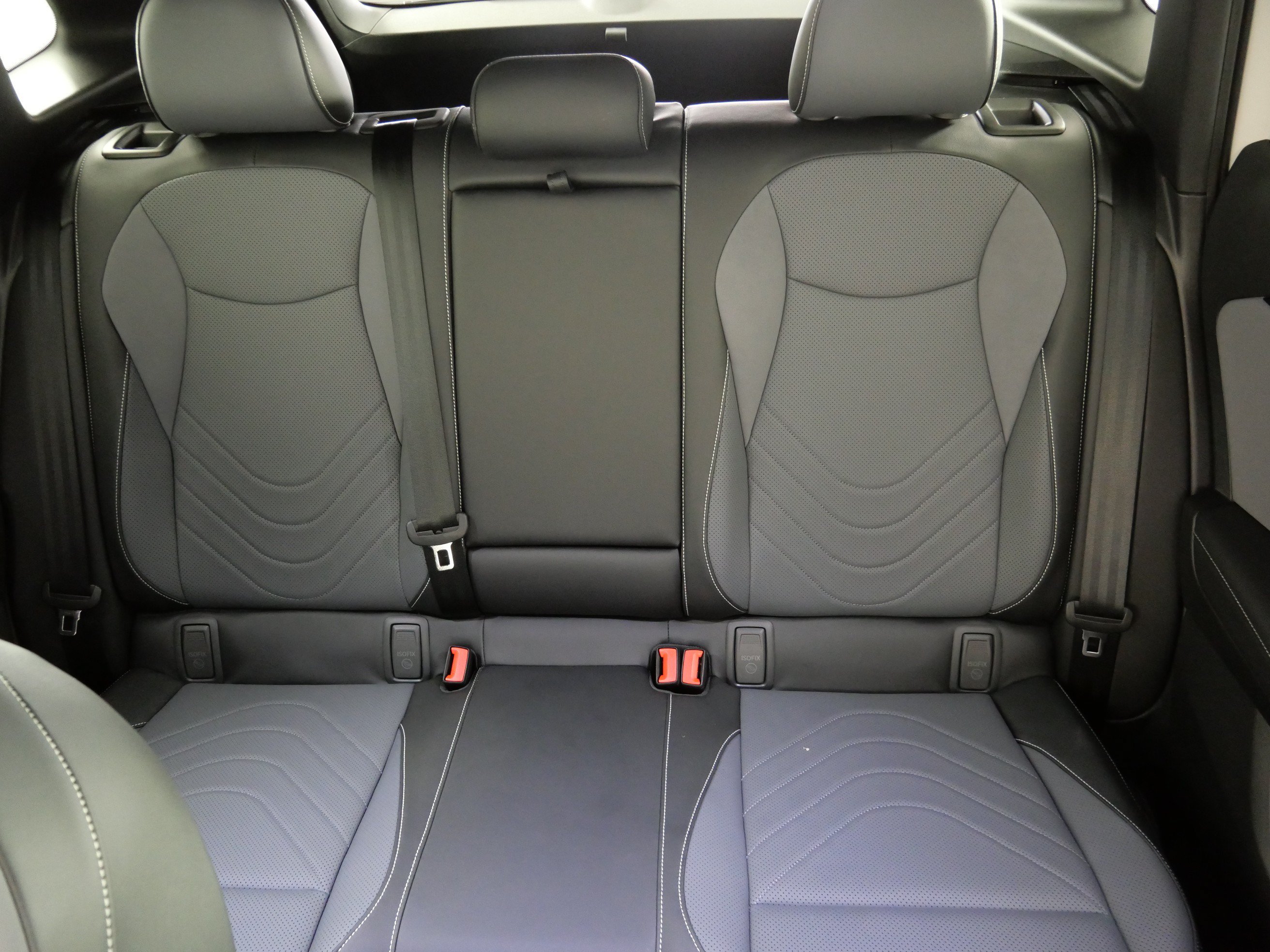 Used 2025 Sandstone Volkswagen SE R-Line Black image 13