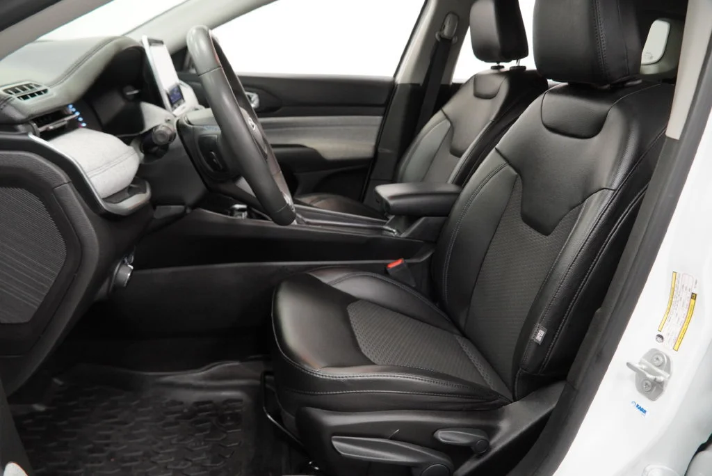Used 2022 Bright White Clea Jeep Latitude image 4