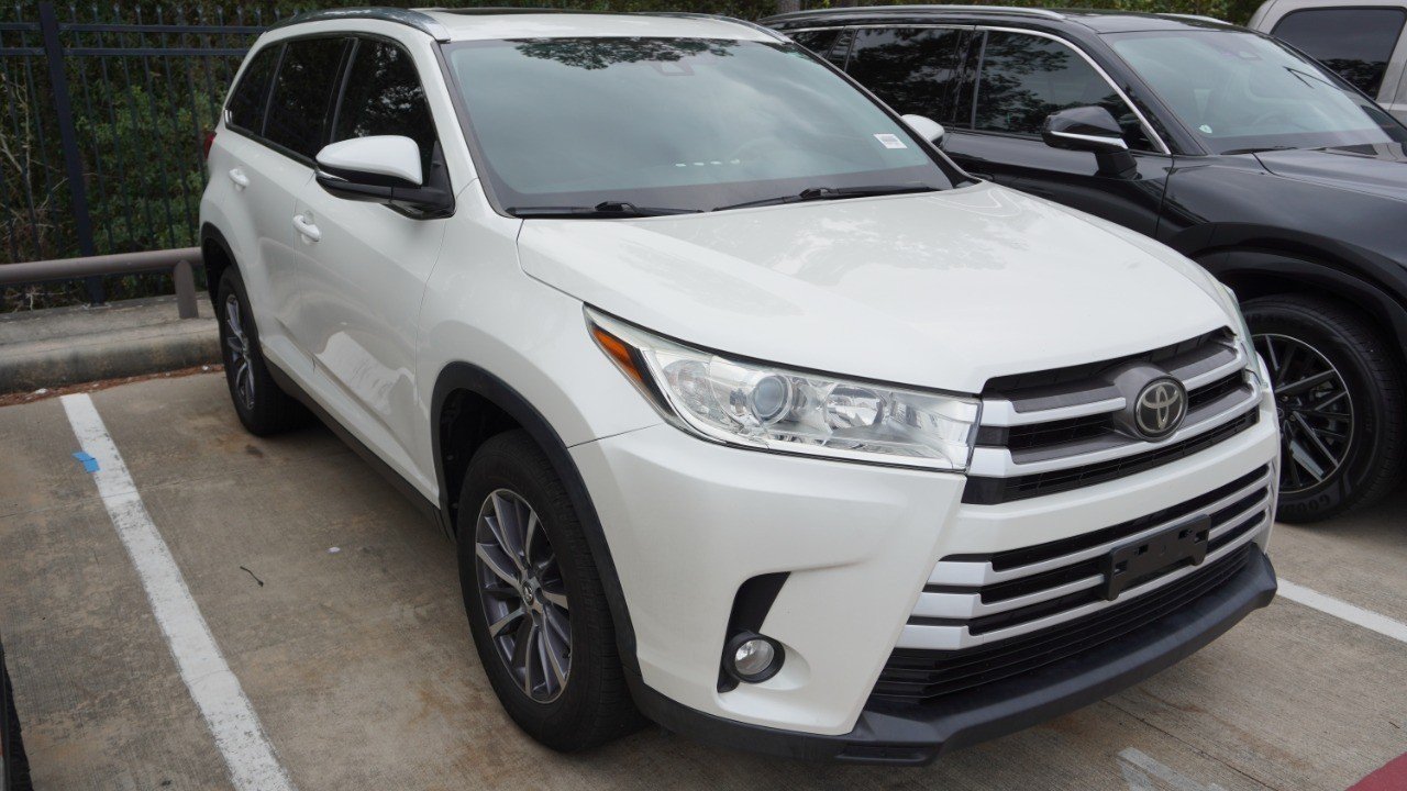 Used 2019 White Toyota XLE image 3