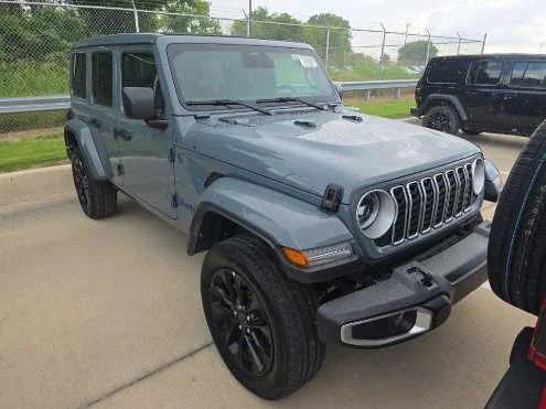 Used 2025 Anvil Clearcoat Jeep Sahara image 3