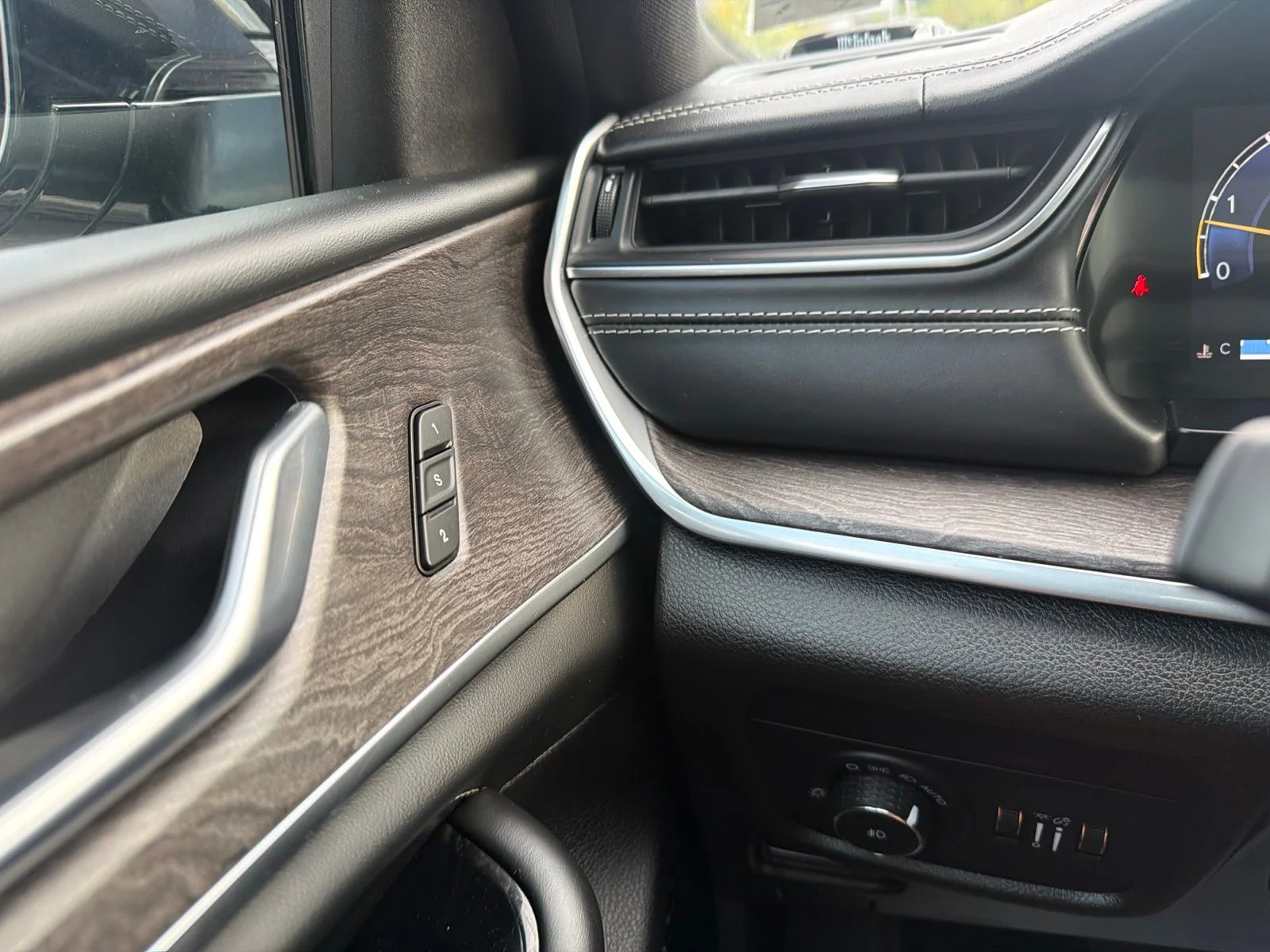 Used 2022 Metallic Jeep Overland image 24