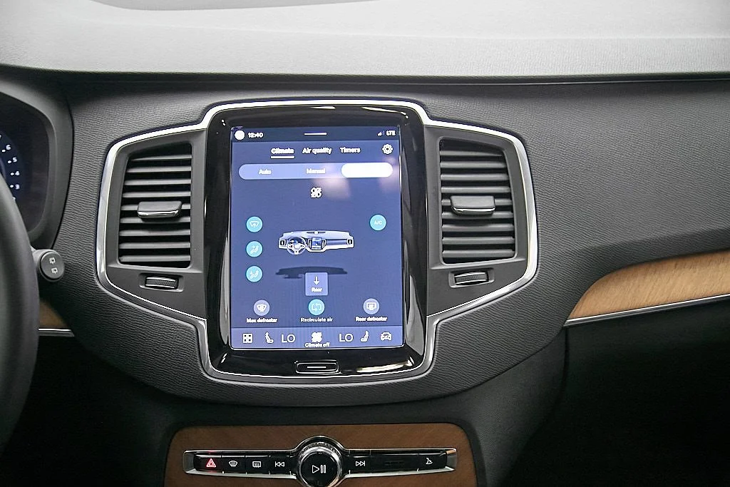 Certified Used 2023 Crystal White Volvo Core image 29