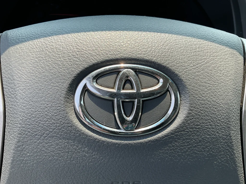 Used 2007 Titanium Metallic Toyota LE image 29