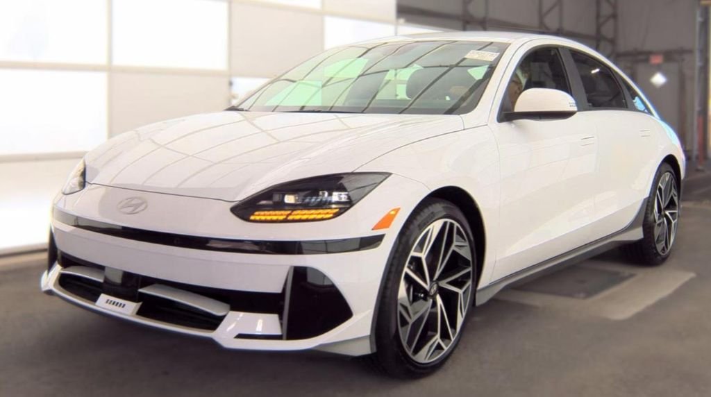Used 2024 White Hyundai SEL image 1