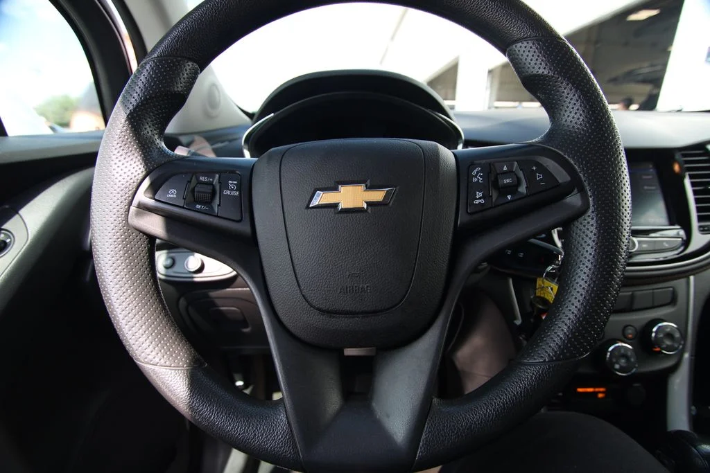 Used 2022 White Chevrolet LS image 17