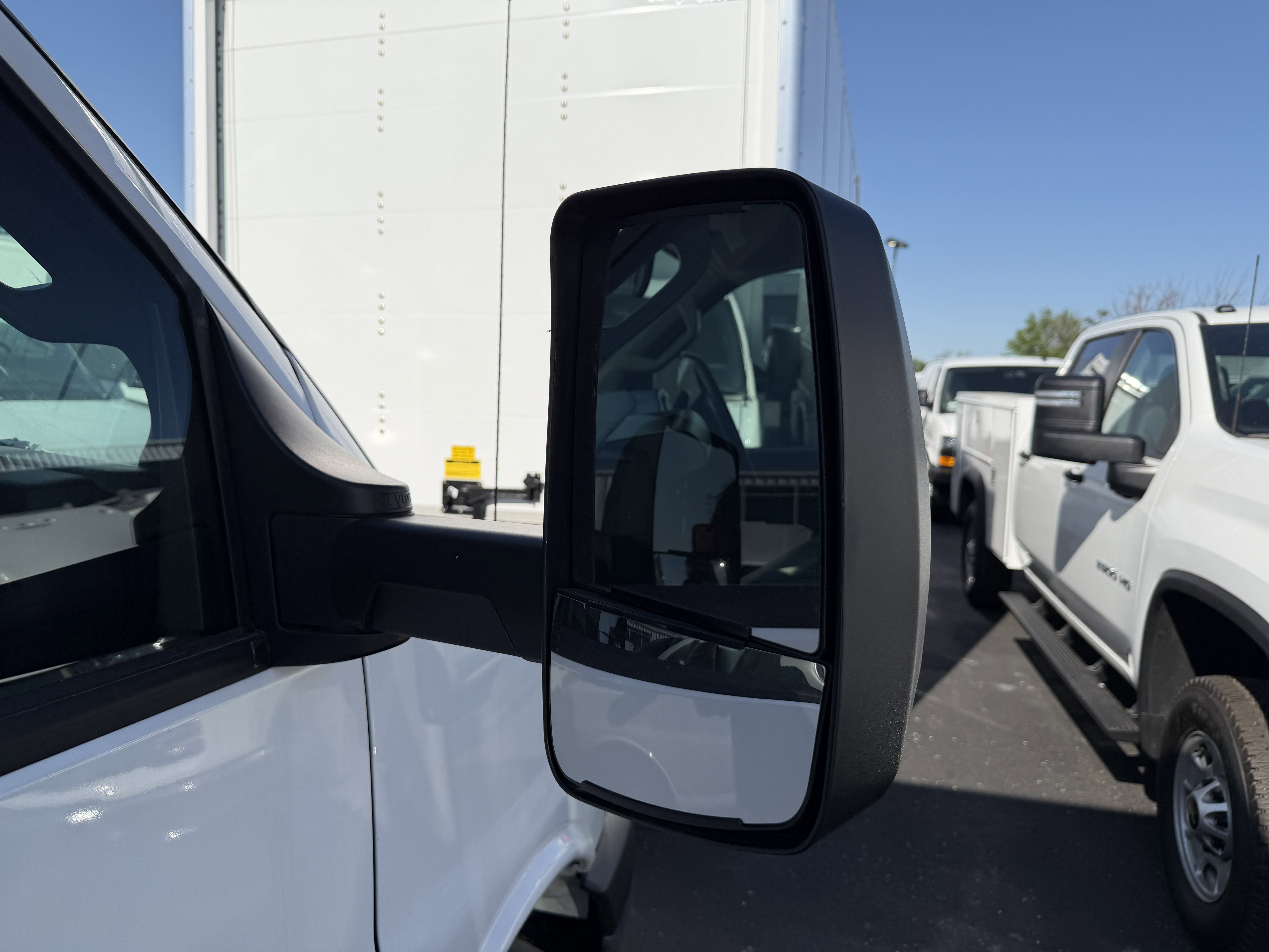 New 2026 Summit White Chevrolet 1WT image 9