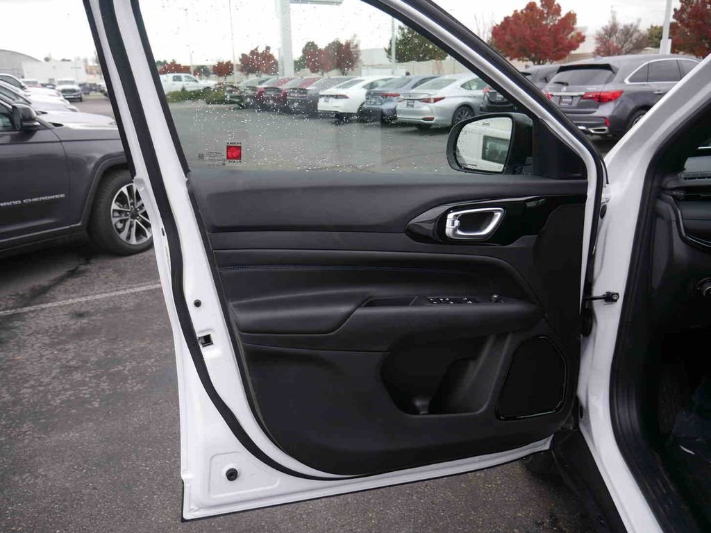 Used 2026 White Jeep Latitude image 26