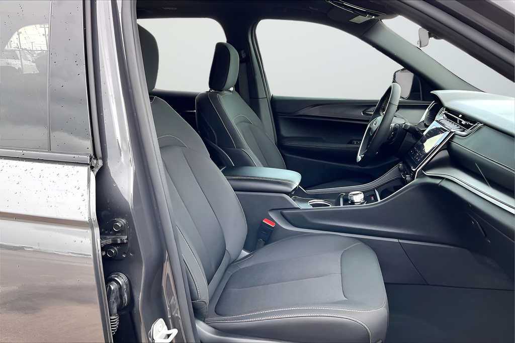 Used 2025 SELECT Jeep Laredo X image 27