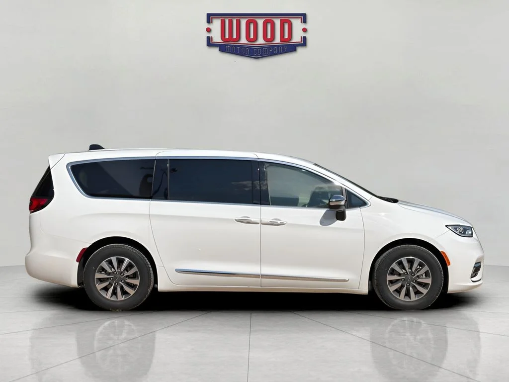 Used 2023 Bright White Clearcoat Chrysler Limited image 2