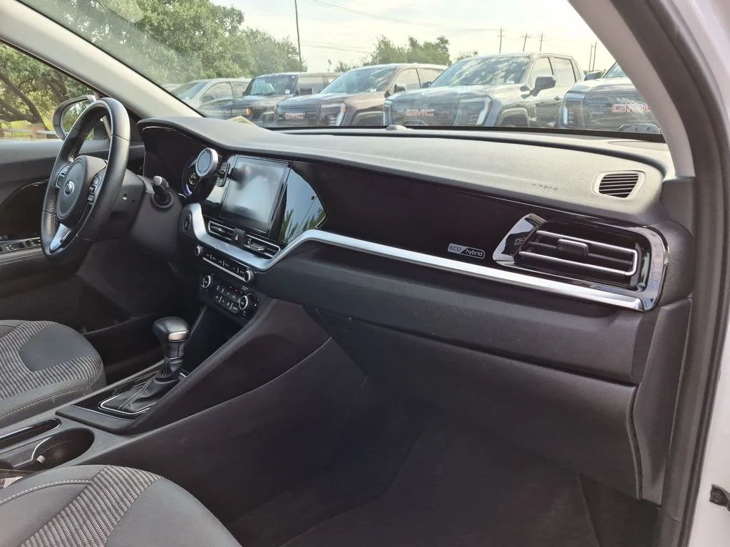 Used 2020 White Kia LXS image 37