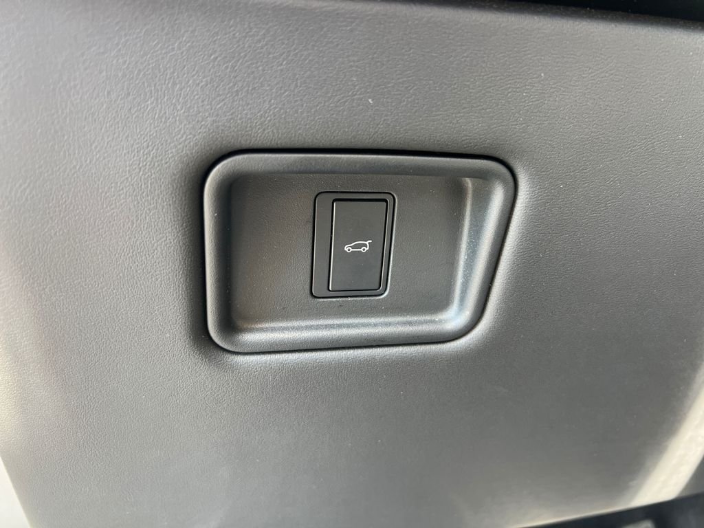 Used 2023  Land Rover SE Dynamic image 13