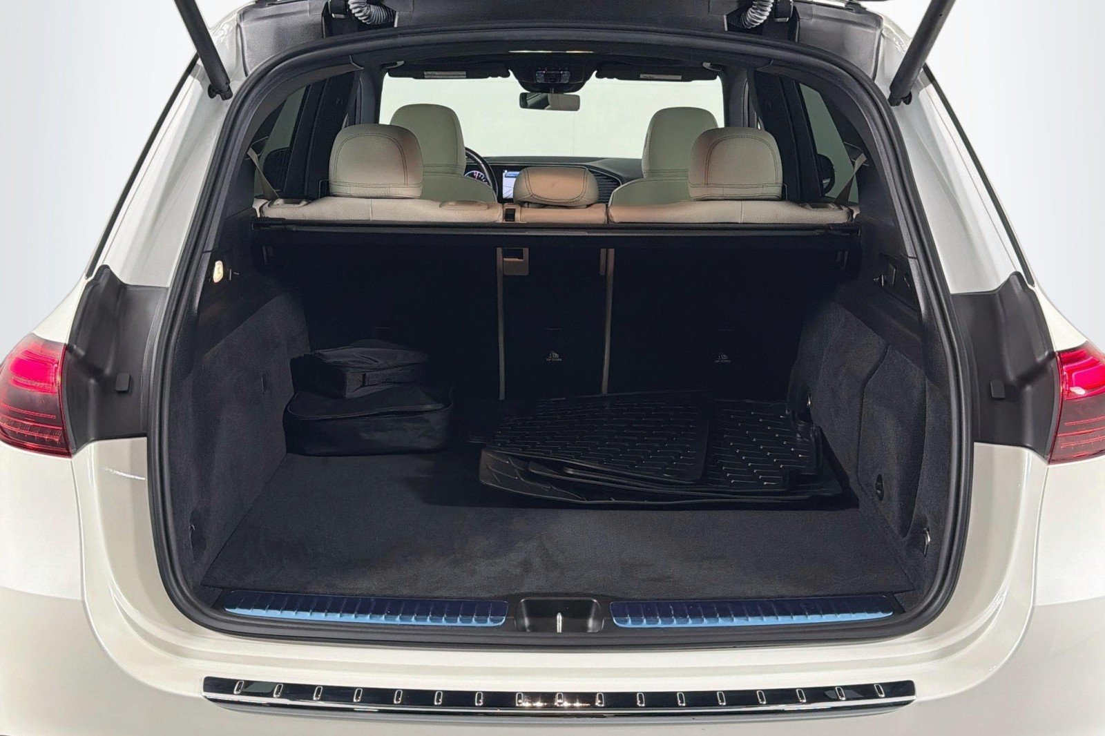 Certified Used 2024 MANUFAKTUR Diamond White Metallic Mercedes-Benz GLE 450e Plug-In Hybrid image 25