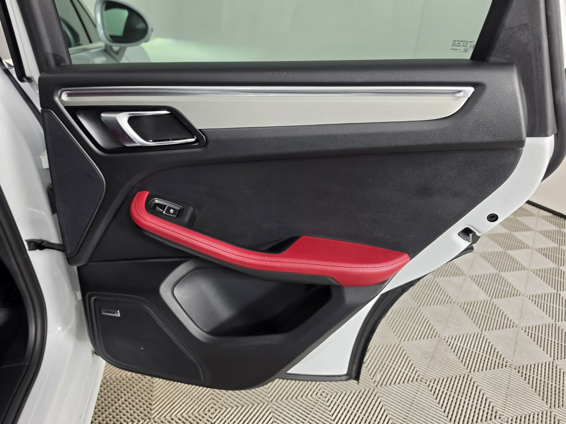 2025 Porsche Macan T - Photo 37