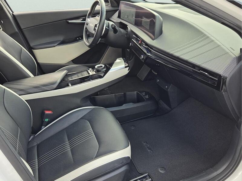 Used 2023 Snow White Pearl KIA GT-Line RWD image 17