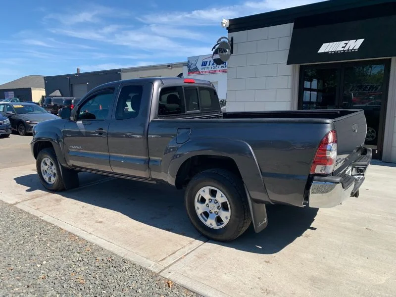 Used 2015 Gray Toyota Pickup 4D 6 ft image 6