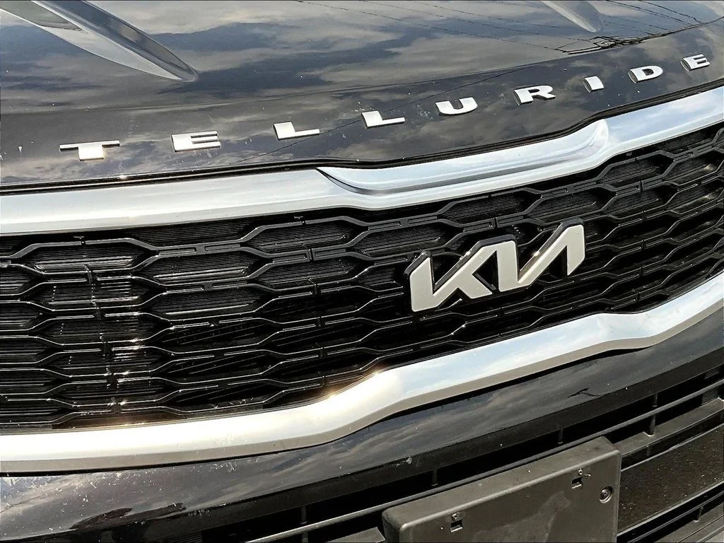 Used 2022 Black Kia EX image 31