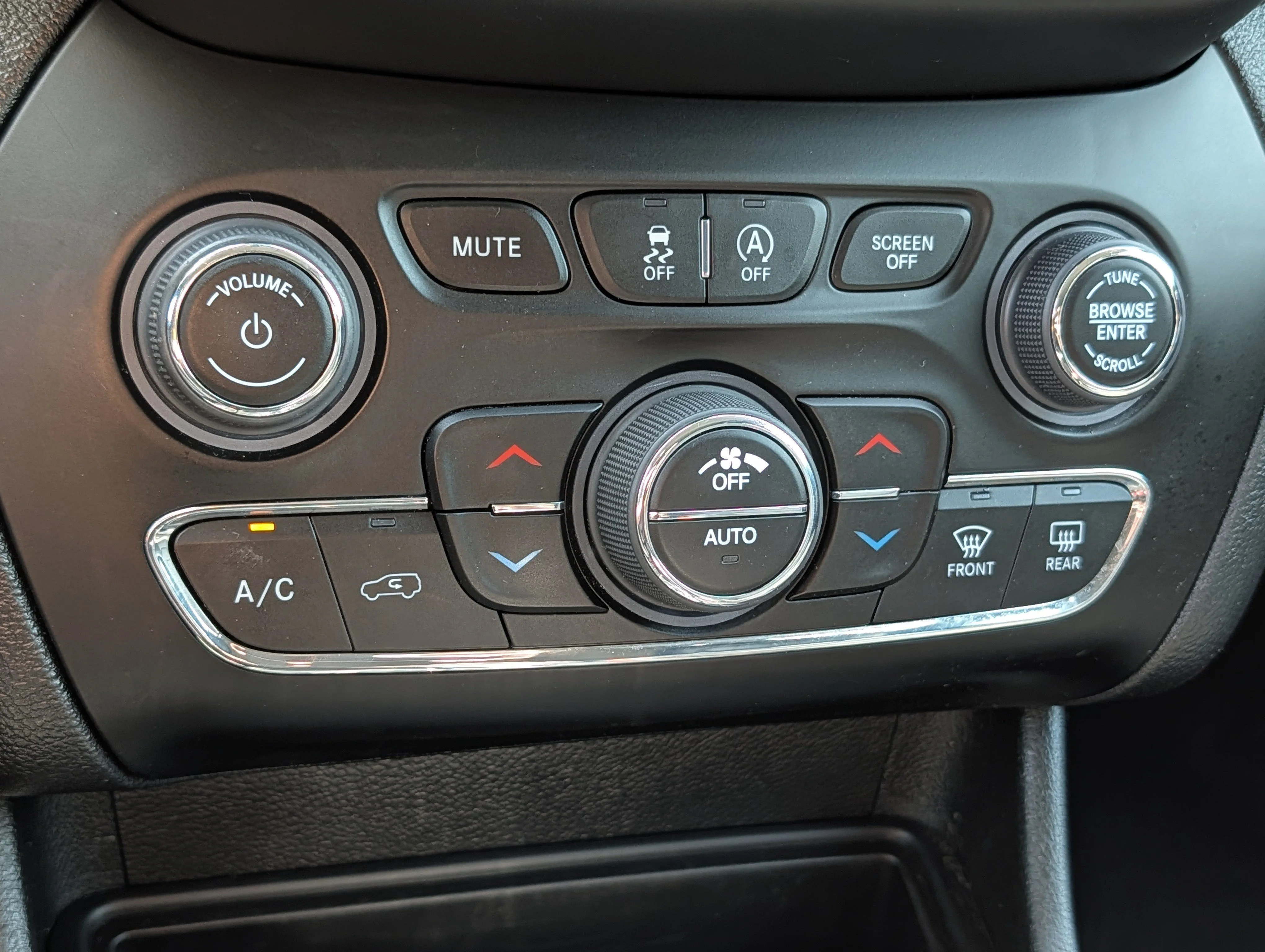 Used 2022 Granite Crystal Metallic Clearcoat Jeep Latitude Lux image 23