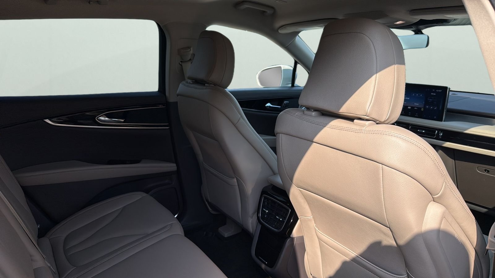 Used 2023 White Lincoln Standard image 28
