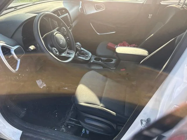 Used 2022 White Kia LX image 9